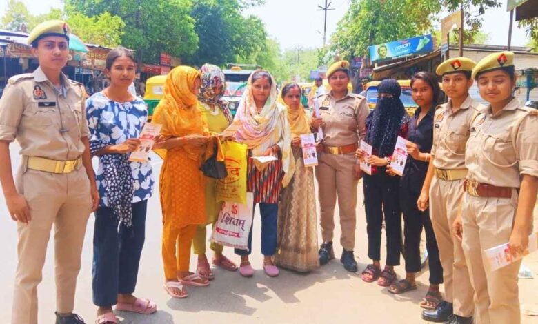 मिशन शक्ति अभियान के तहत महिलाओं को जागरूक करती पुलिस टीम