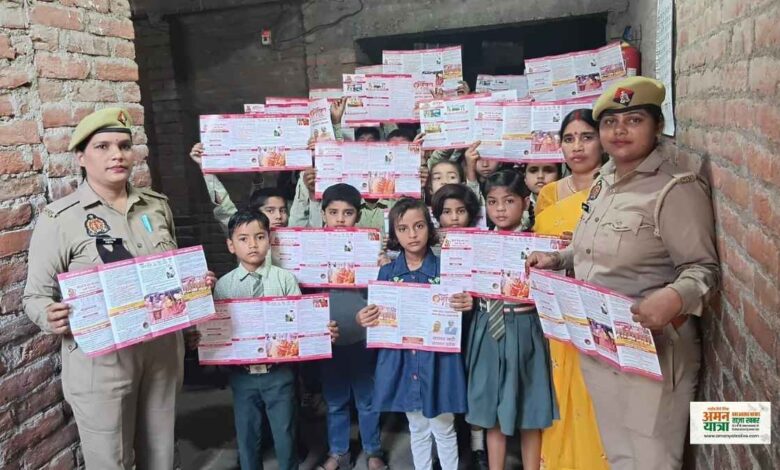 मिशन शक्ति 5.0 के तहत कानपुर देहात में महिलाओं को जागरूक करती पुलिस टीम