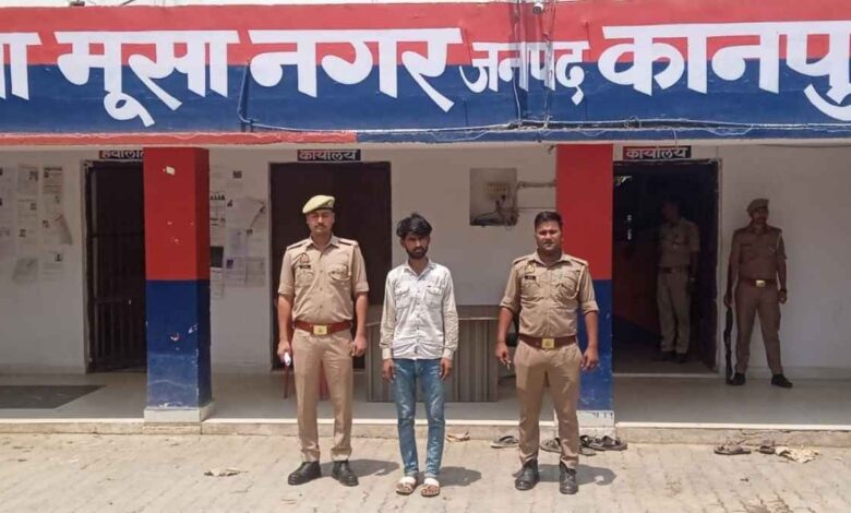 मूसानगर पुलिस की गिरफ्त में पीली धातु के बाले के साथ खड़ा अभियुक्त।