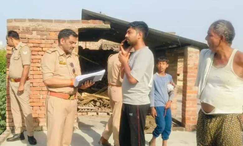 रनिया में चोरी वाली जगह पर जांच करती फॉरेंसिक टीम।