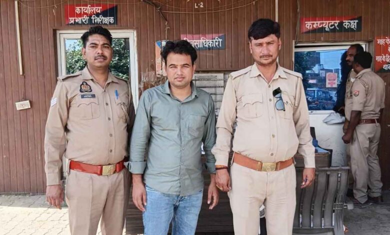 रनियां पुलिस की गिरफ्त में अवैध तमंचे के साथ खड़ा आरोपी
