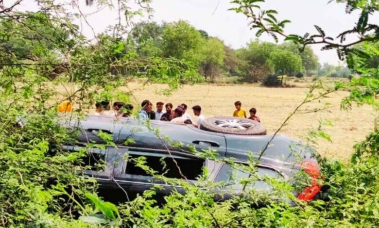 कानपुर देहात: रसूलाबाद में तेज रप्तार कार अनियंत्रित होकर खड्ड में पलटी 1 कानपुर देहात के रसूलाबाद में खड्ड में गिरी क्षतिग्रस्त कार।