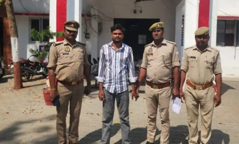 कानपुर देहात में एस सी,एस टी मामले में फरार आरोपी को पुलिस ने दबोचा,भेजा जेल 1 वांछित अपराधी गिरफ्तार डेरापुर।