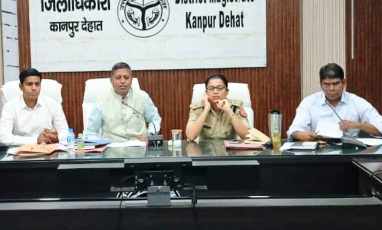 कलेक्ट्रेट सभागार में विद्युत विभाग की बैठक लेते जिलाधिकारी और पुलिस अधीक्षक।