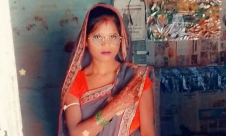 मदनपुर गांव में घटनास्थल पर जांच करती पुलिस और फोरेंसिक टीम