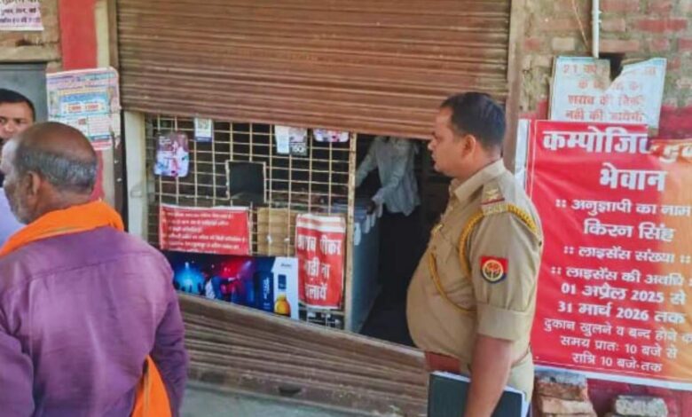 शराब ठेके में चोरी के बाद जांच करती पुलिस
