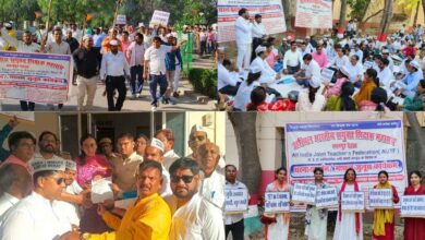 Photo of कानपुर देहात: मसाल जुलूस निकालकर शिक्षकों ने मांगी अनिवार्य टीईटी से छूट