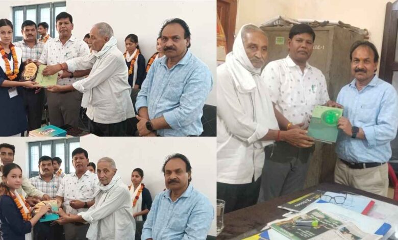 आरएसजीयू पीजी कॉलेज पुखरायां की टीम छात्रों को सम्मानित करते हुए