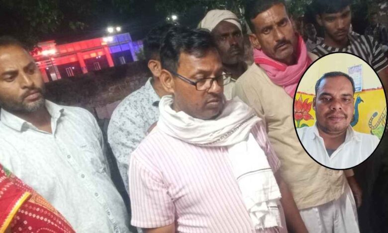 पुखरायां अस्पताल के बाहर दुखी परिजन और शोक व्यक्त करते शिक्षक