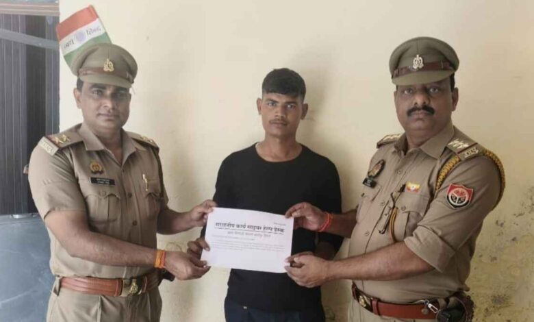 थाना शिवली पुलिस टीम के साथ अपनी खुशी जाहिर करते साइबर ठगी के पीड़ित।