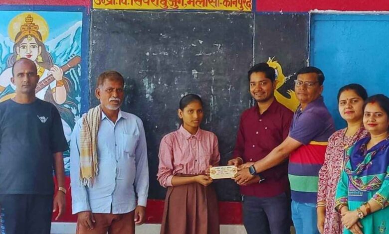 राष्ट्रीय आविष्कार अभियान: ब्लॉक स्तर पर चयनित छात्रा कविता नायक को मिला 3000 रुपये का पुरस्कार 1 सिथरा बुजुर्ग विद्यालय पुरस्कार वितरण