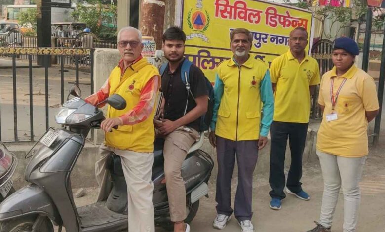 कानपुर सिविल डिफेंस के वालिंटियर परीक्षार्थी को केंद्र का रास्ता बताते हुए।