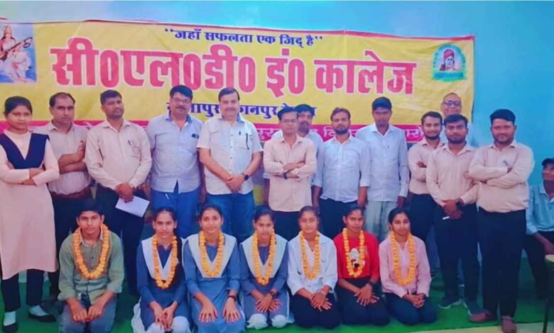 सीएलडी इंटर कॉलेज मीनापुर के मेधावी छात्र-छात्राएं अपने शिक्षकों और प्रधानाचार्य के साथ मिठाई खाते हुए