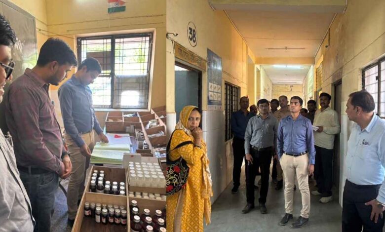मुख्य विकास अधिकारी विधान जायसवाल स्वास्थ्य केंद्र देवीपुर में रजिस्टर चेक करते हुए