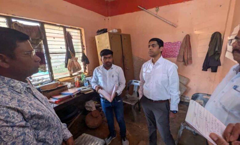 कानपुर देहात गौ संरक्षण केंद्र का निरीक्षण करते मुख्य विकास अधिकारी।