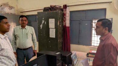 Photo of बीईओ कार्यालय में सीडीओ का छापा: 15 दिन में स्कूल सुधारने का अल्टीमेटम, 3 दिन में किताबें बांटने के आदेश