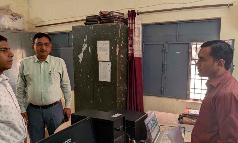 बीईओ कार्यालय राजपुर में किताबों के स्टॉक और रजिस्टरों की जांच करते सीडीओ विधान जायसवाल