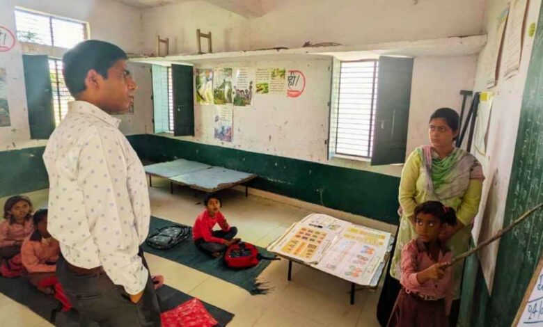 संविलियन विद्यालय रसधान में छात्रों से संवाद करते और मिड-डे मील चेक करते सीडीओ