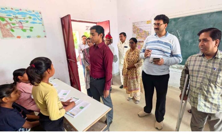 कानपुर देहात : मैथा विकास खंड के निहुटा स्कूल में बच्चों की 100% उपस्थिति देख गदगद हुए सीडीओ शिक्षा की गुणवत्ता पर दिया विशेष जोर 1 सीडीओ कानपुर देहात स्कूल निरीक्षण