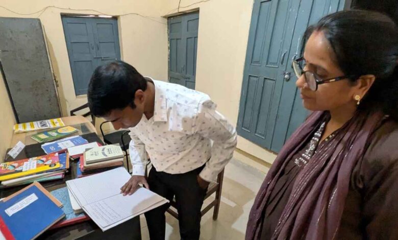 राजपुर ब्लॉक कार्यालय में उपस्थिति पंजिका और फाइलों की जांच करते सीडीओ विधान जायसवाल