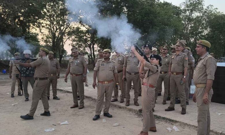 पुलिस लाइन्स में दंगा नियंत्रण उपकरणों के साथ अभ्यास करते पुलिसकर्मी