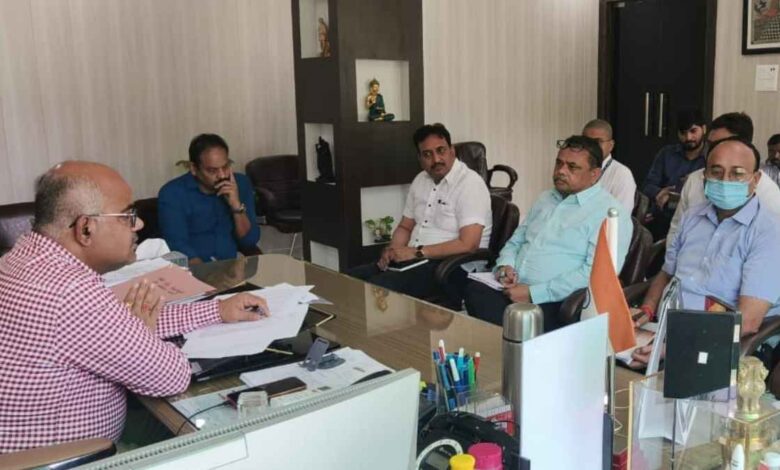 कानपुर न्यूज़: अब खत्म होगा गैस सिलेंडर का झंझट कानपुर के होटलों और बारात घरों में पाइप से पहुंचेगी गैस 1 कानपुर में कमर्शियल पीएनजी कनेक्शन की योजना पर चर्चा करते अधिकारी