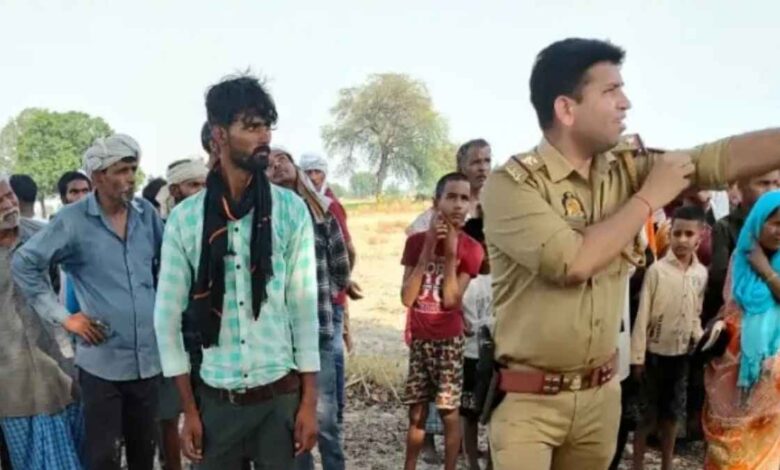 कानपुर देहात के रूरा में घटनास्थल पर जुटी ग्रामीणों और पुलिस की भीड़