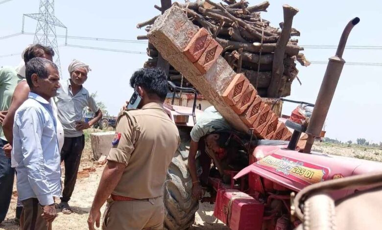 सैदलीपुर गांव में अमृत सरोवर का टूटा गेट और मौके पर जुटी भीड़