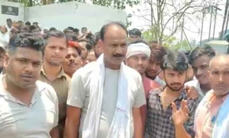 जैनपुर में फैक्ट्री गेट के बाहर नारेबाजी करते आक्रोशित मजदूर।