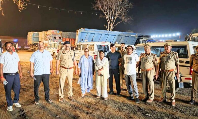 कानपुर देहात के भोगनीपुर में अवैध खनन के खिलाफ चेकिंग करती पुलिस और प्रशासनिक अधिकारियों की संयुक्त टीम और सीज किए गए डम्फर।