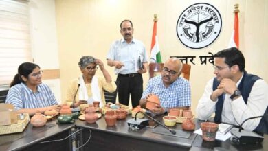 Photo of क्या आपको याद है अपनी पहली गुल्लक? अब आईआईटी कानपुर के ‘इंजीनियर’ और बिठूर के ‘कुम्हार’ मिलकर ला रहे हैं आपके बचपन वाली वही यादें!