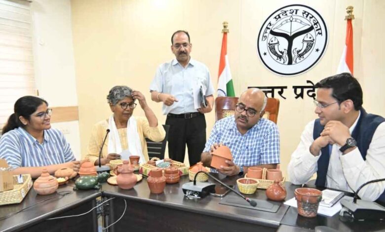 आईआईटी कानपुर के विशेषज्ञों के मार्गदर्शन में मिट्टी की डिजाइनर गुल्लकें तैयार करते बिठूर के ग्रामीण कुम्हार।