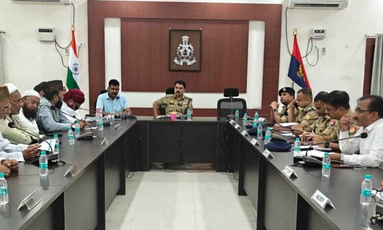 अपर पुलिस आयुक्त डॉ विपिन ताडा बैठक के दौरान अधिकारियों और नागरिकों को संबोधित करते हुए