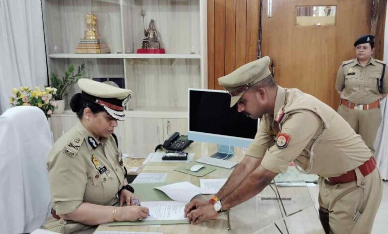 कानपुर जोनल कार्यालय में पदभार ग्रहण करने के बाद अभिलेखों का निरीक्षण करतीं एडीजी अनुपम कुलश्रेष्ठ