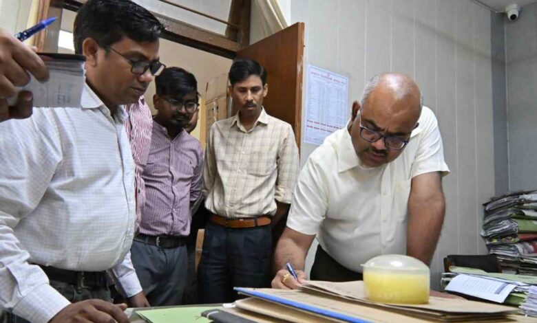 डीएम ने उपायुक्त उद्योग कार्यालय का किया औचक निरीक्षण