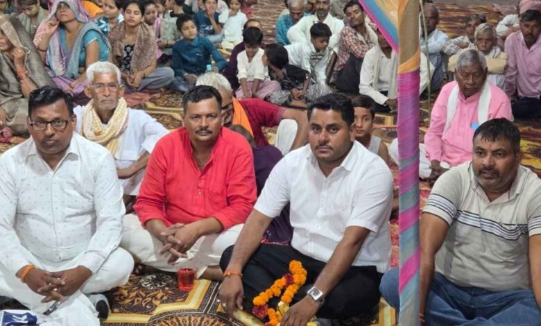 गोवर्धन पूजा की कथा सुनते भावविभोर श्रद्धालु और महिलाएं