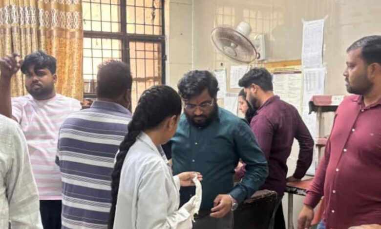 सिकंदरा में लाइनमैन की मौत के बाद अस्पताल के बाहर भीड़