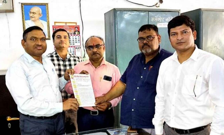 कानपुर देहात कलेक्ट्रेट में जिलाधिकारी को संबोधित ज्ञापन सौंपते राष्ट्रीय शैक्षिक महासंघ के पदाधिकारी।
