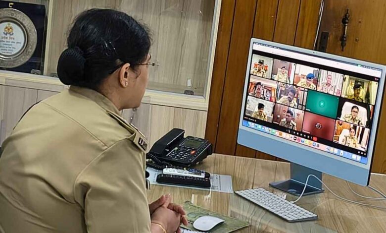 कानपुर : बकरीद से पहले कानपुर एडीजी अनुपम कुलश्रेष्ठ का बड़ा एक्शन जोन के कप्तानों को मिले कड़े निर्देश 1 पुलिस मुख्यालय में वीडियो कॉन्फ्रेंसिंग के माध्यम से जोन के अधिकारियों को निर्देश देतीं एडीजी अनुपम कुलश्रेष्ठ।