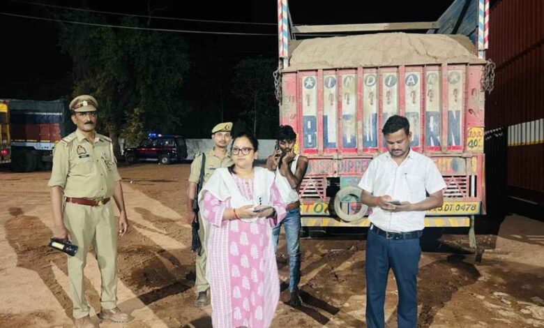 कानपुर देहात में संयुक्त टीम द्वारा सीज किए गए ओवरलोड बालू के ट्रक