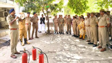 Photo of पुलिस दफ्तर में अचानक भड़की आग तो क्या हुआ? कानपुर देहात में पुलिसवालों ने लाइव सीखी जान बचाने की ट्रिक