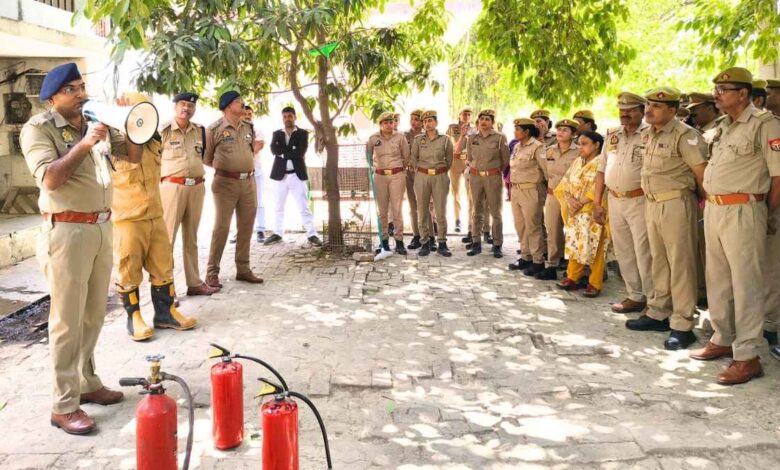 कानपुर देहात पुलिस कार्यालय में अग्निशमन यंत्र का उपयोग सीखते पुलिसकर्मी और फायर सर्विस टीम