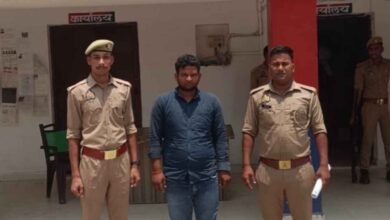 Photo of कानपुर देहात में रास्ता पूछने के बहाने लूट करने वाला शातिर गिरफ्तार, लग्जरी कार और नकदी बरामद