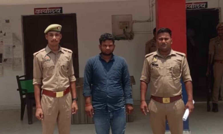 कानपुर देहात पुलिस की गिरफ्त में खड़ा चोरी का आरोपी और बरामद स्विफ्ट कार।