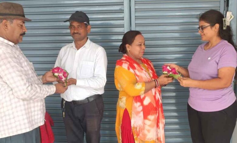 कानपुर देहात के रूरा में जनगणना प्रगणक गरिमा श्रीवास्तव और अजय श्रीवास्तव का बुके देकर स्वागत करते सुपरवाइजर नवीन कुमार दीक्षित और अंतरराष्ट्रीय विजेता शान्या।
