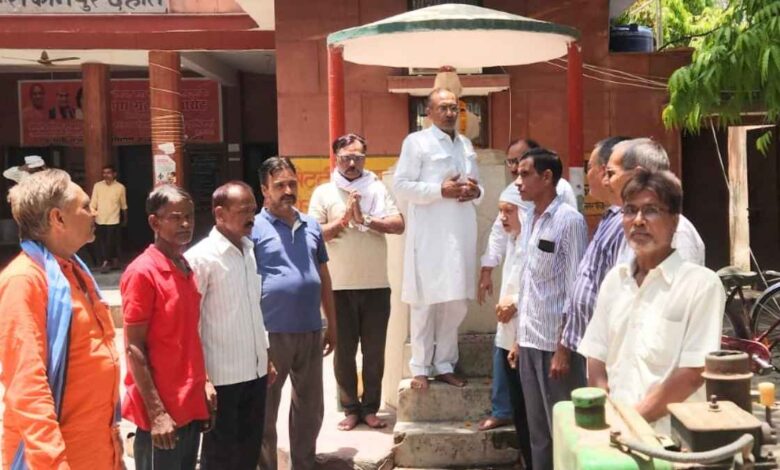 रूरा नगर पंचायत में जवाहरलाल नेहरू की प्रतिमा पर माल्यार्पण करते कांग्रेस नेता