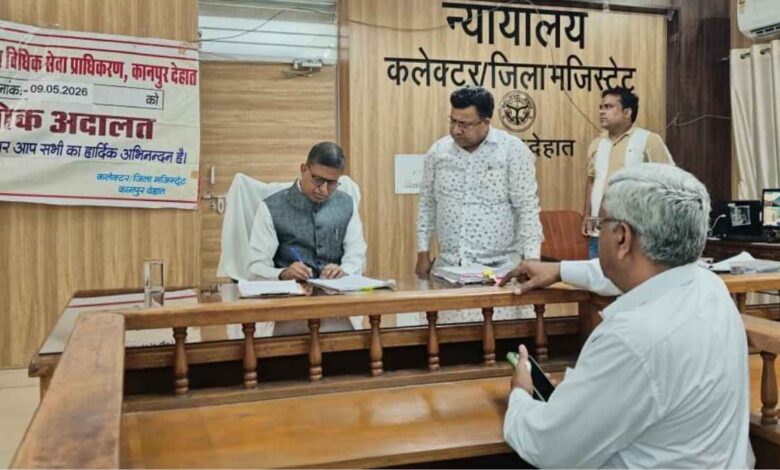 राष्ट्रीय लोक अदालत में मामलों की सुनवाई करते जिलाधिकारी कपिल सिंह।