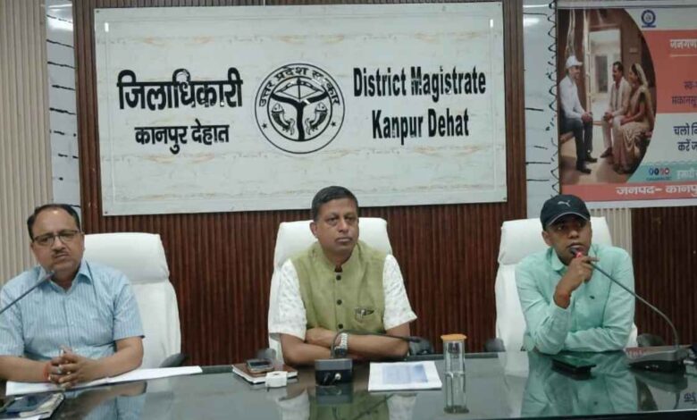 कलेक्ट्रेट सभागार में जनपदीय स्वास्थ्य समिति की मासिक समीक्षा बैठक लेते जिलाधिकारी कपिल सिंह और अन्य अधिकारी