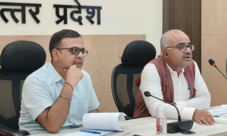 जिलाधिकारी जितेंद्र प्रताप सिंह कानपुर में बाढ़ नियंत्रण बैठक की अध्यक्षता करते हुए।