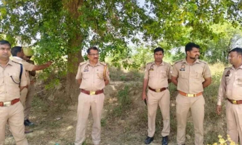 सलेमपुर महेरा गांव के खेत में जांच करती पुलिस और फोरेंसिक टीम